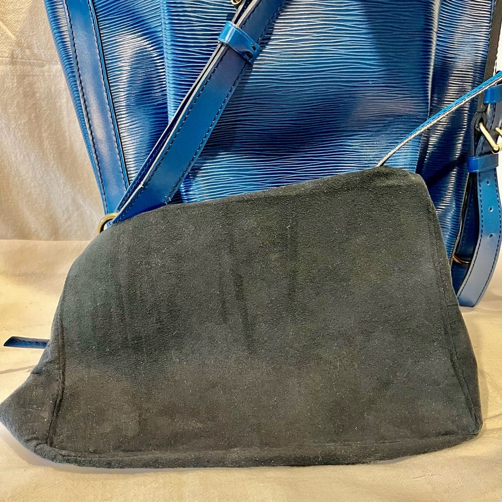 Striking Louis Vuitton Blue Epi Noe Bucket/ Shoulder Bag w/ Leather Tie Closure - Picture 10 of 11